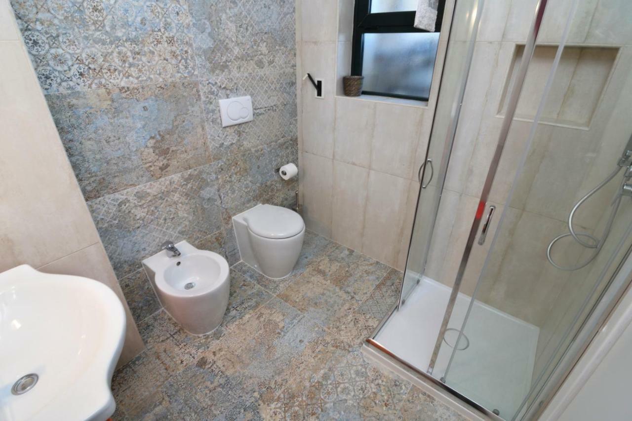 B&B Neptunia Fronte Mare Торе Спекия Руджери Екстериор снимка